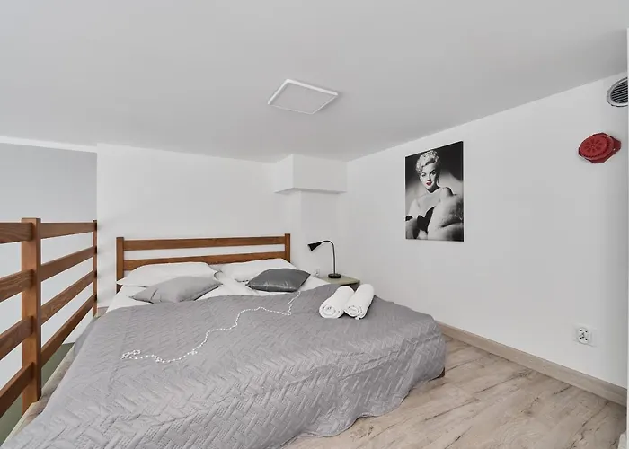 Airport Zarembowicza By Renters Vratislav